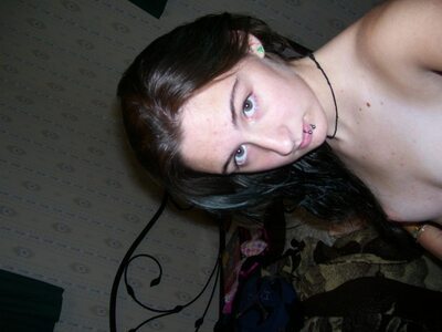 Bild markiert mit: Skinny, Brunette, Eyes, Piercing, Selfie, Sexy Wallpaper, Flat chested, Small Tits