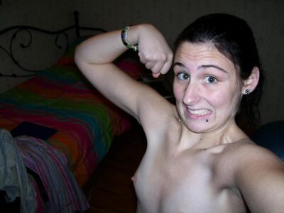 Bild markiert mit: Skinny, Brunette, Eyes, Piercing, Selfie, Sexy Wallpaper, Flat chested, Small Tits