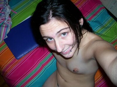 Bild markiert mit: Skinny, Brunette, Eyes, Piercing, Selfie, Sexy Wallpaper, Smiling, Flat chested, Small Tits, Tummy