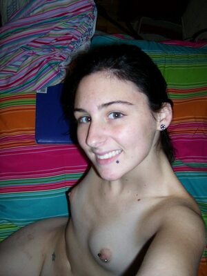 Bild markiert mit: Skinny, Brunette, Eyes, Piercing, Selfie, Smiling, Flat chested, Small Tits