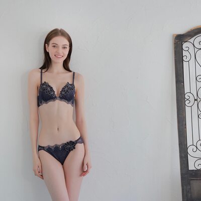 Bild markiert mit: Skinny, Brunette, Eyes, Smiling, Cute, Lingerie, Tummy