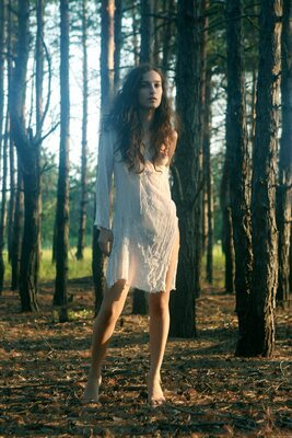 Bild markiert mit: Skinny, Brunette, Feet, Legs, Nature, Shy
