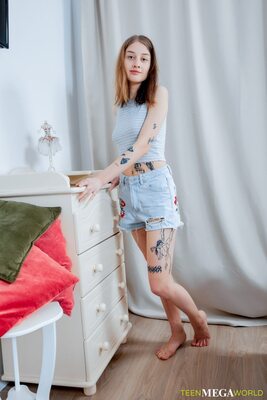 Bild markiert mit: Skinny, Brunette, Feet, Legs, Russian, Sasha Paige, Tattoo