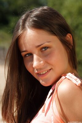 Bild markiert mit: Skinny, Brunette, Femjoy, Irina Bruni - Irina O - Dana C, Sunday, Beach, Cute, Eyes, Face, Russian, Safe for work, Smiling