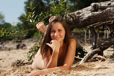 Bild markiert mit: Skinny, Brunette, Femjoy, Irina Bruni - Irina O - Dana C, Sunday, Beach, Cute, Eyes, Feet, Russian, Sexy Wallpaper, Smiling