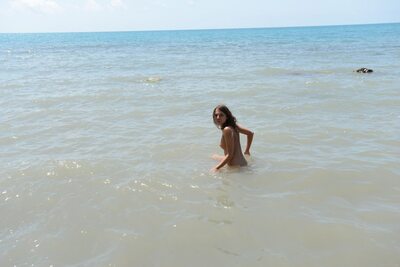 Bild markiert mit: Skinny, Brunette, Foxy Di - Nensi B - Medina U, MET Art, Mikhail Paramonov - Paromov, Nature, Nyuso, Russian, Cute