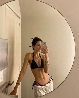 Bild markiert mit: Skinny, Brunette, Julia Trevino, Bikini, Cute, Mirror, Selfie, Tummy