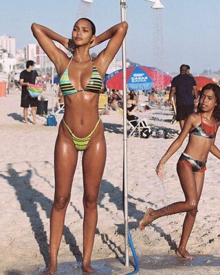 Bild markiert mit: Skinny, Brunette, Lais Ribeiro, 2 girls, Beach, Bikini, Brazilian, Celebrity - Star, Legs, Shower, Tummy