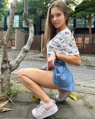 Bild markiert mit: Skinny, Brunette, Lera Buns - Valeria Titova, Cute, Legs, Russian