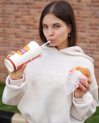 Bild markiert mit: Skinny, Brunette, Lera Buns - Valeriia Makusheva - Valeria Titova, Burger King, Cute, Eyes, Russian, Safe for work