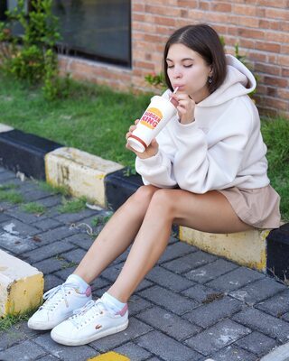 Bild markiert mit: Skinny, Brunette, Lera Buns - Valeriia Makusheva - Valeria Titova, Burger King, Cute, Legs, Russian, Safe for work