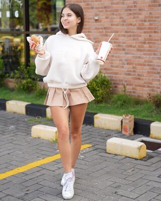 Bild markiert mit: Skinny, Brunette, Lera Buns - Valeriia Makusheva - Valeria Titova, Burger King, Cute, Legs, Russian, Smiling