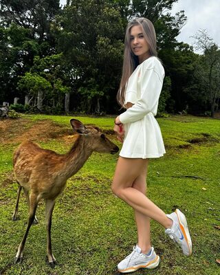 Bild markiert mit: Skinny, Brunette, Lera Buns - Valeriia Makusheva - Valeria Titova, Cute, Deer, Legs, Nature, Russian, Smiling