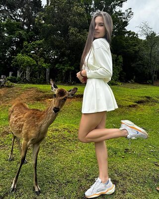 Bild markiert mit: Skinny, Brunette, Lera Buns - Valeriia Makusheva - Valeria Titova, Cute, Deer, Legs, Nature, Russian, Smiling