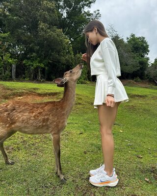 Bild markiert mit: Skinny, Brunette, Lera Buns - Valeriia Makusheva - Valeria Titova, Cute, Deer, Legs, Nature, Russian