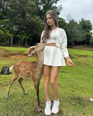 Bild markiert mit: Skinny, Brunette, Lera Buns - Valeriia Makusheva - Valeria Titova, Cute, Deer, Legs, Nature, Russian