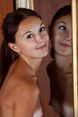 Bild markiert mit: Skinny, Brunette, MET Art, Tilane, Veselin, Cute, Eyes, Mirror, Small Tits, Ukrainian