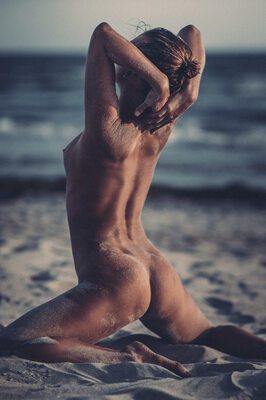 Bild markiert mit: Skinny, Brunette, Marisa Papen, Ass - Butt, Beach, Belgian, Cute, Legs, Small Tits