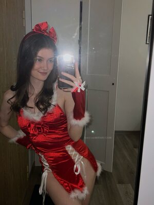 Bild markiert mit: Skinny, Brunette, Mirari X - Mirari Hub, Christmas, Cute, Lingerie, Russian, Selfie, Smiling