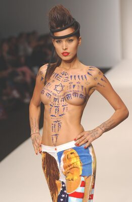 Bild markiert mit: Skinny, Brunette, Petra Němcová, Body painting, Celebrity - Star, Czech, Small Tits, Tummy
