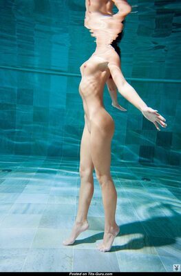 Bild markiert mit: Skinny, Brunette, Playboy, Legs, Small Tits, Under water