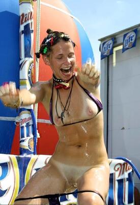 Bild markiert mit: Skinny, Brunette, Pussy, Shower, Small Tits, Tummy