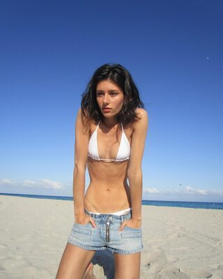 Bild markiert mit: Skinny, Brunette, Renée Bellerive, Beach, Bikini, Canadian, Cute, Tummy