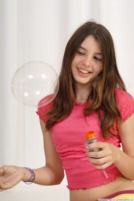 Bild markiert mit: Skinny, Brunette, Roberta, Smiling, WeAreLittleStars.com, Cute