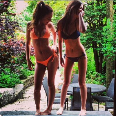 Bild markiert mit: Skinny, Bikini, Brunette, Canadian, Feet, Legs, Smiling, Sophi Knight, 2 girls, Cute, Tummy