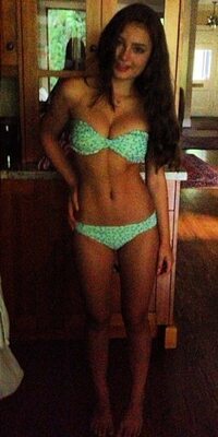 Bild markiert mit: Skinny, Bikini, Brunette, Canadian, Legs, Sophi Knight, Cute, Tummy