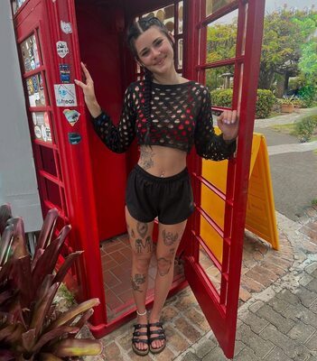 Bild markiert mit: Skinny, Brunette, kendlebutterworth, Braid, Cute, Feet, Legs, Piercing, Smiling, Tattoo, Tummy