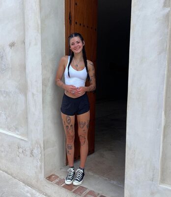 Bild markiert mit: Skinny, Brunette, kendlebutterworth, Braid, Cute, Legs, Smiling, Tattoo